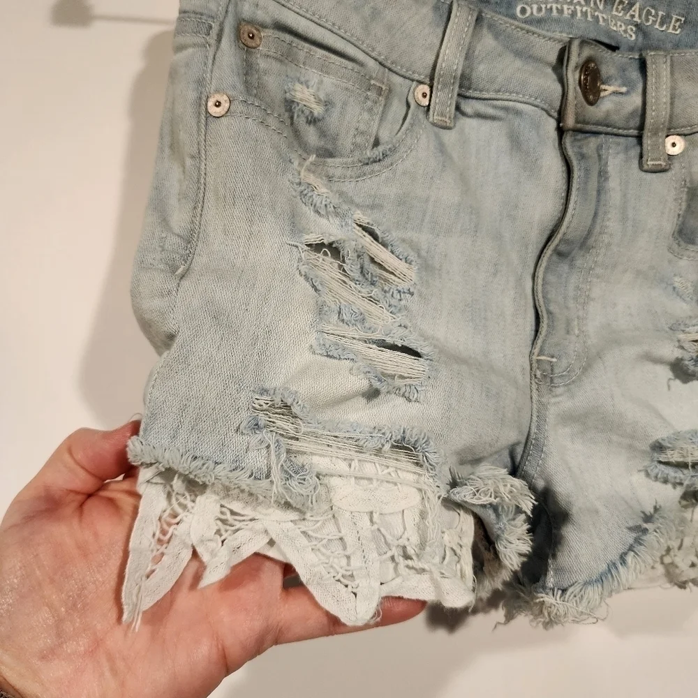 American‎ Eagle High Rise Sortie Shorts Light Wash Distressed Lace Pockets sz 2